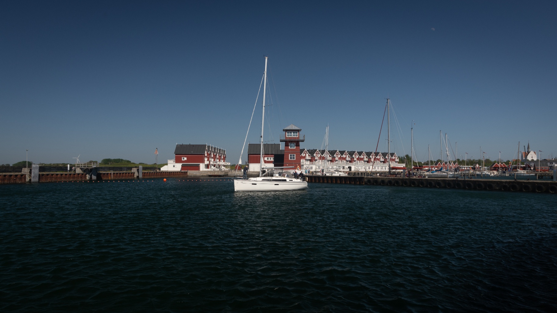 Zeilboot vaart de haven van Bagenkop binnen