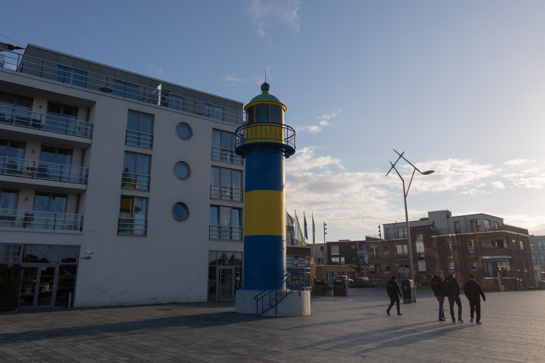 Blauw-gele vuurtoren aan de kade van Eckernförde