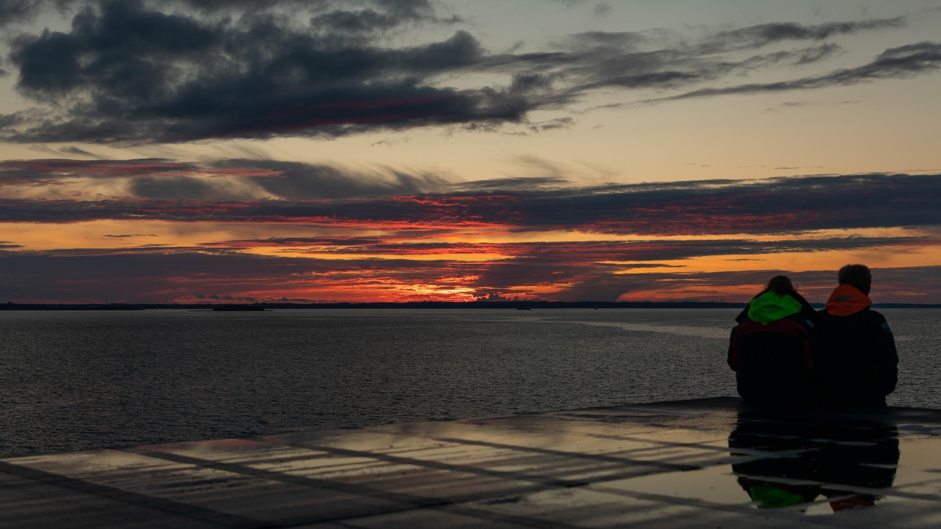 Twee bemanningsleden kijken naar de zonsondergang