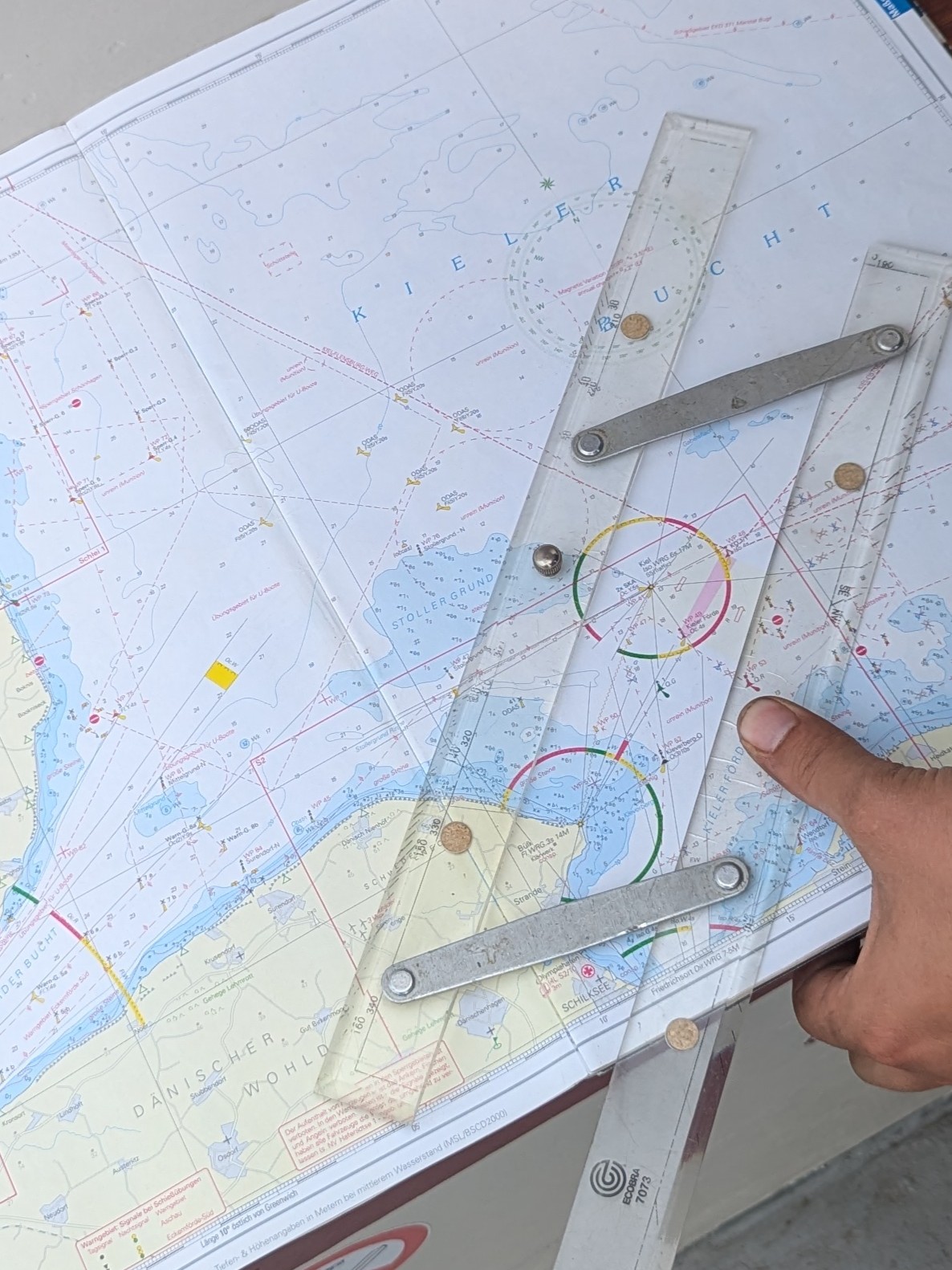 Zeekaart van de Kieler Bucht met passer en koersliniaal